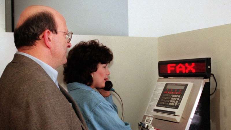 Fila para usar aparelho de fax em aeroporto americano, no ano 2000; tomara que ninguém estivesse com muita pressa